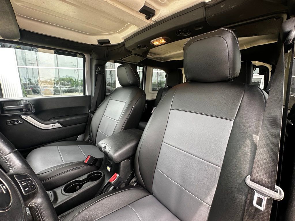 Used 2018 Jeep Wrangler Unlimited Rubicon w/ Connectivity Group AWD/4WD image 13