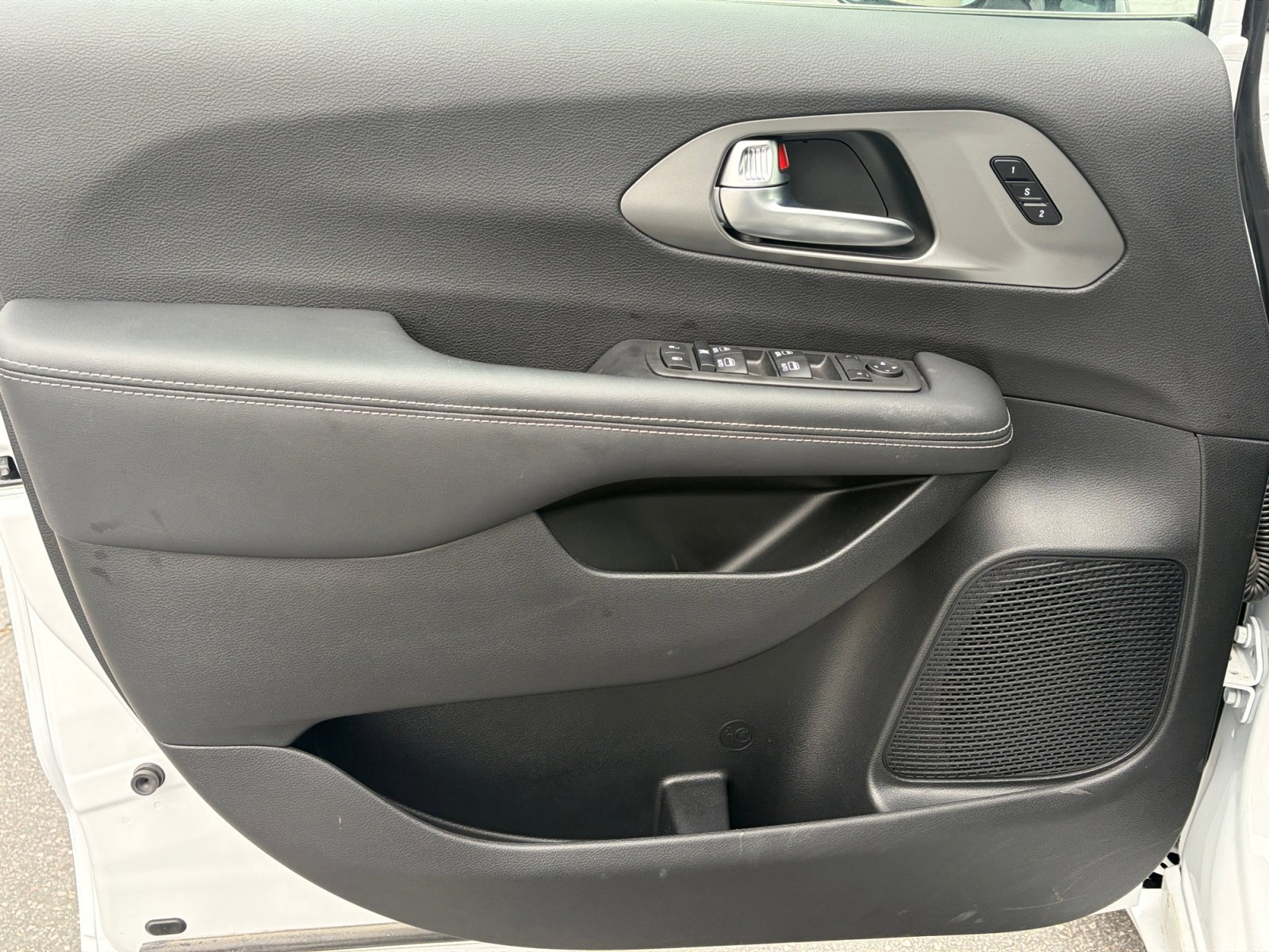 Used 2025 Chrysler Pacifica Select image 14