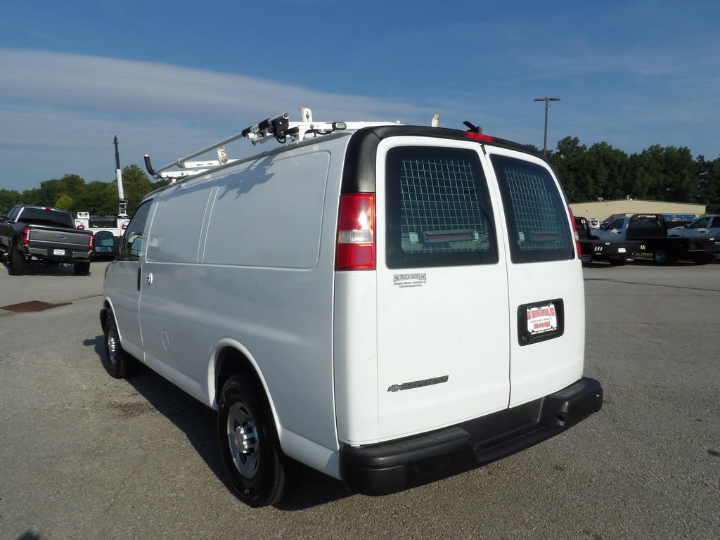 Used 2018 Chevrolet Express 2500 w/ Driver Convenience Package RWD image 5