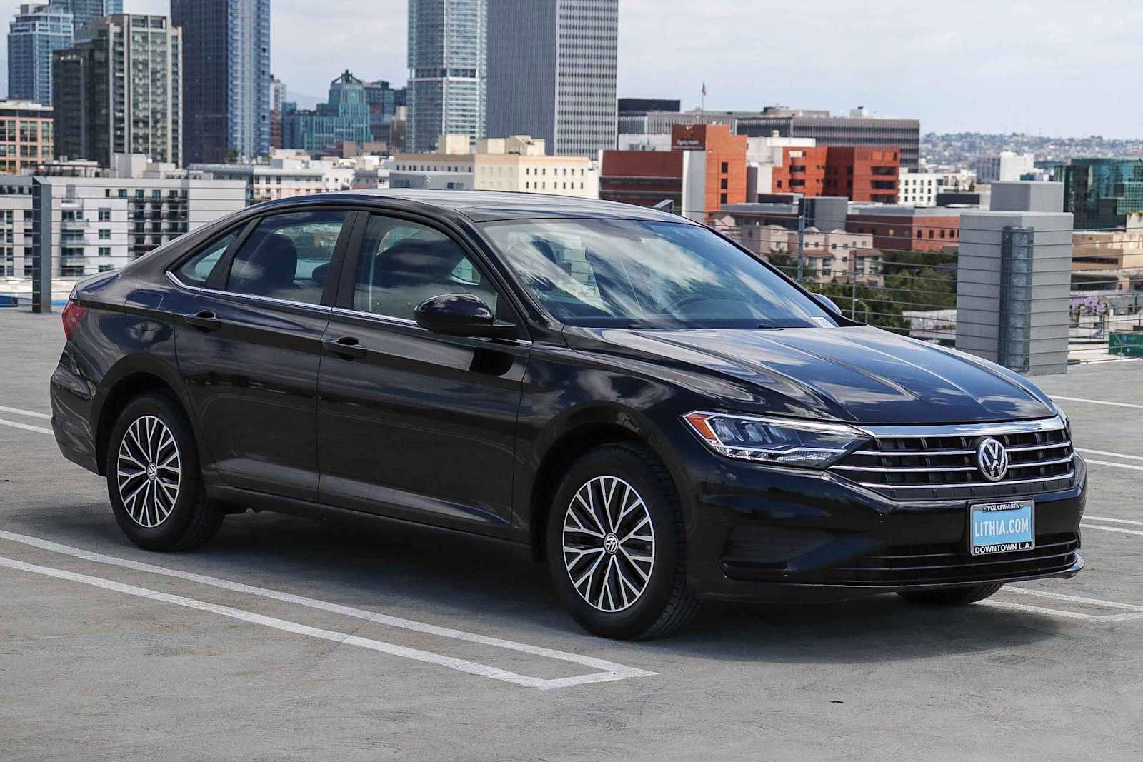 Used 2019 Volkswagen Jetta SE w/ Cold Weather Package FWD image 3