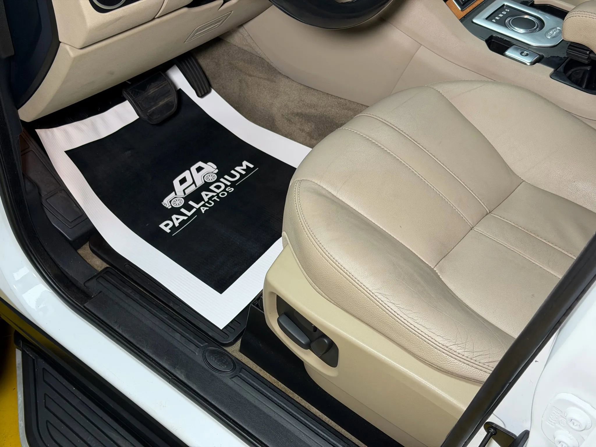 Used 2015 Land Rover LR4 HSE image 41