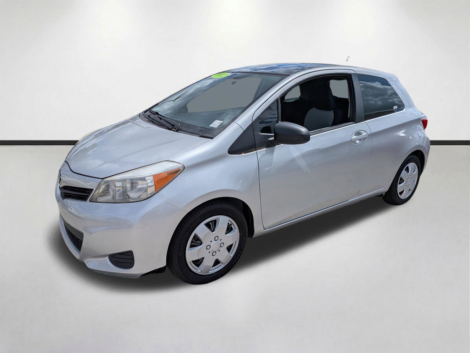 Used 2012 Toyota Yaris L image 8