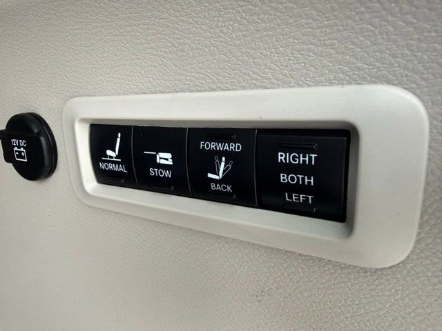 Used 2020 Chrysler Pacifica Limited image 6