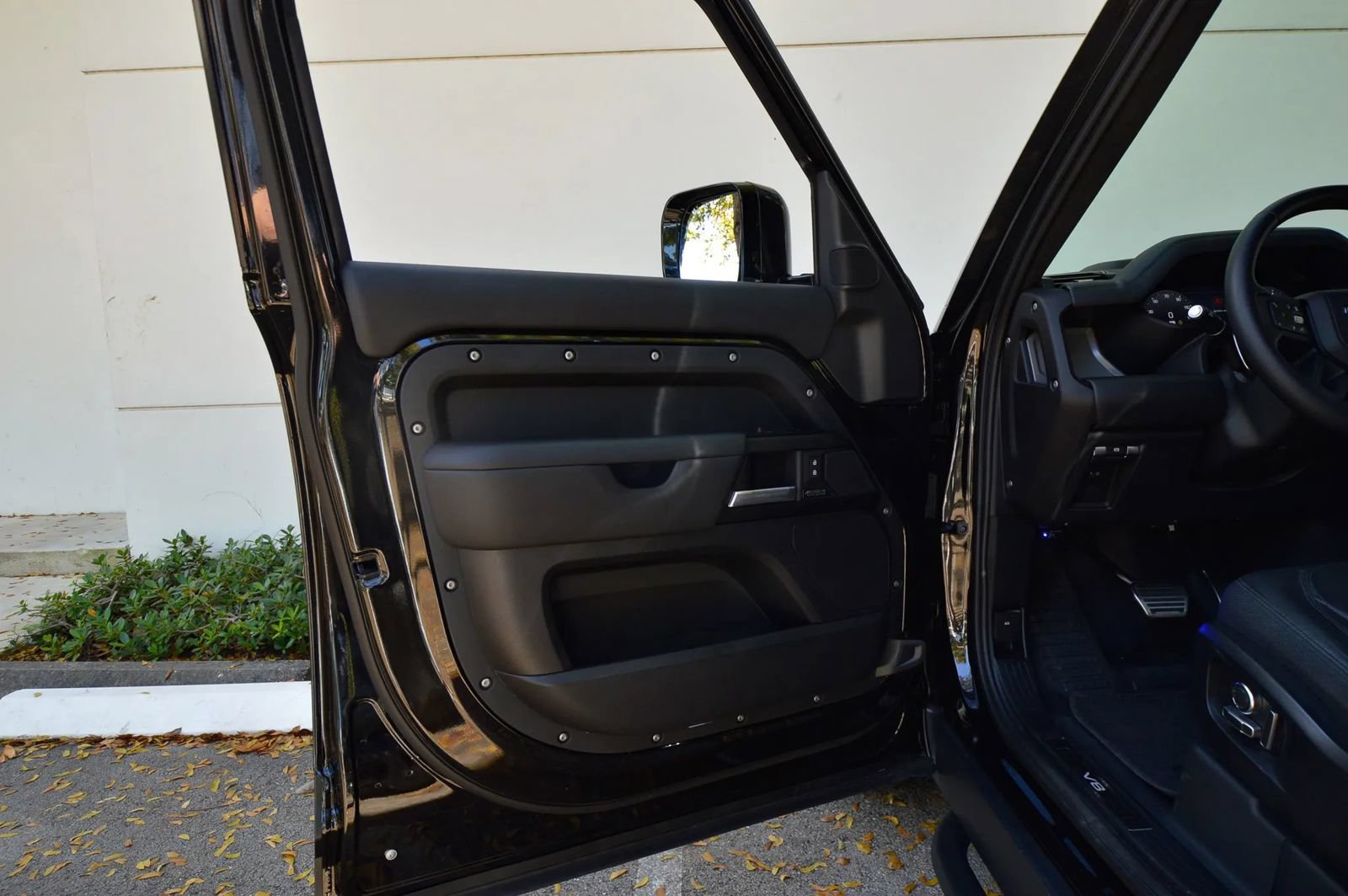 Used 2025 Land Rover Defender 130 V8 AWD/4WD image 27