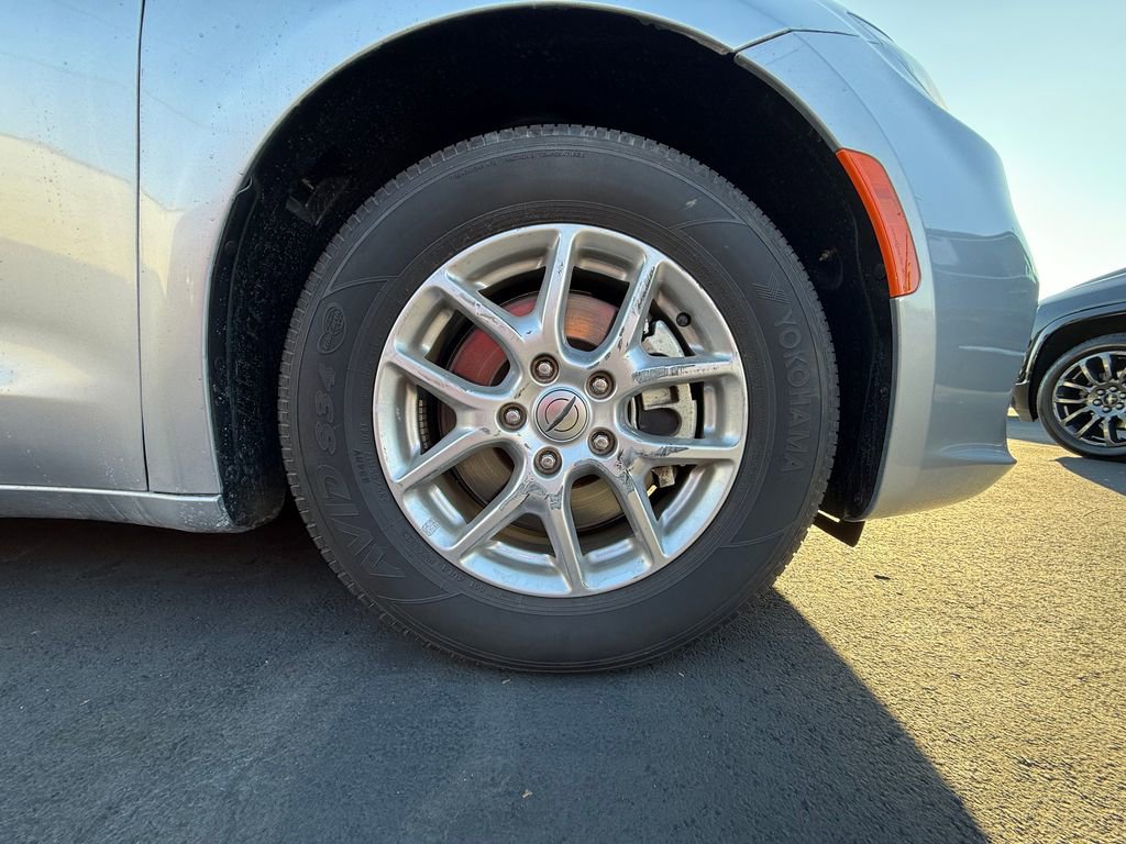 Used 2024 Chrysler Pacifica Touring-L image 9