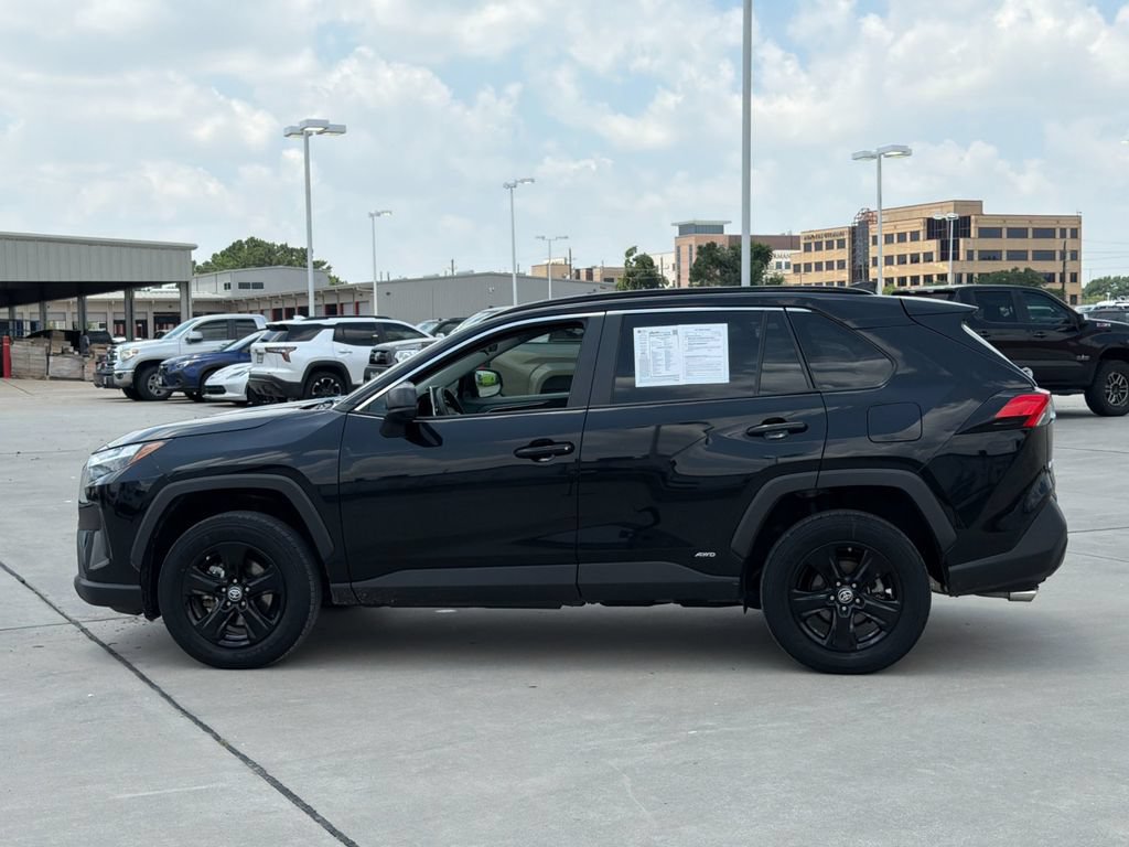 Used 2024 Toyota RAV4 LE AWD/4WD image 3