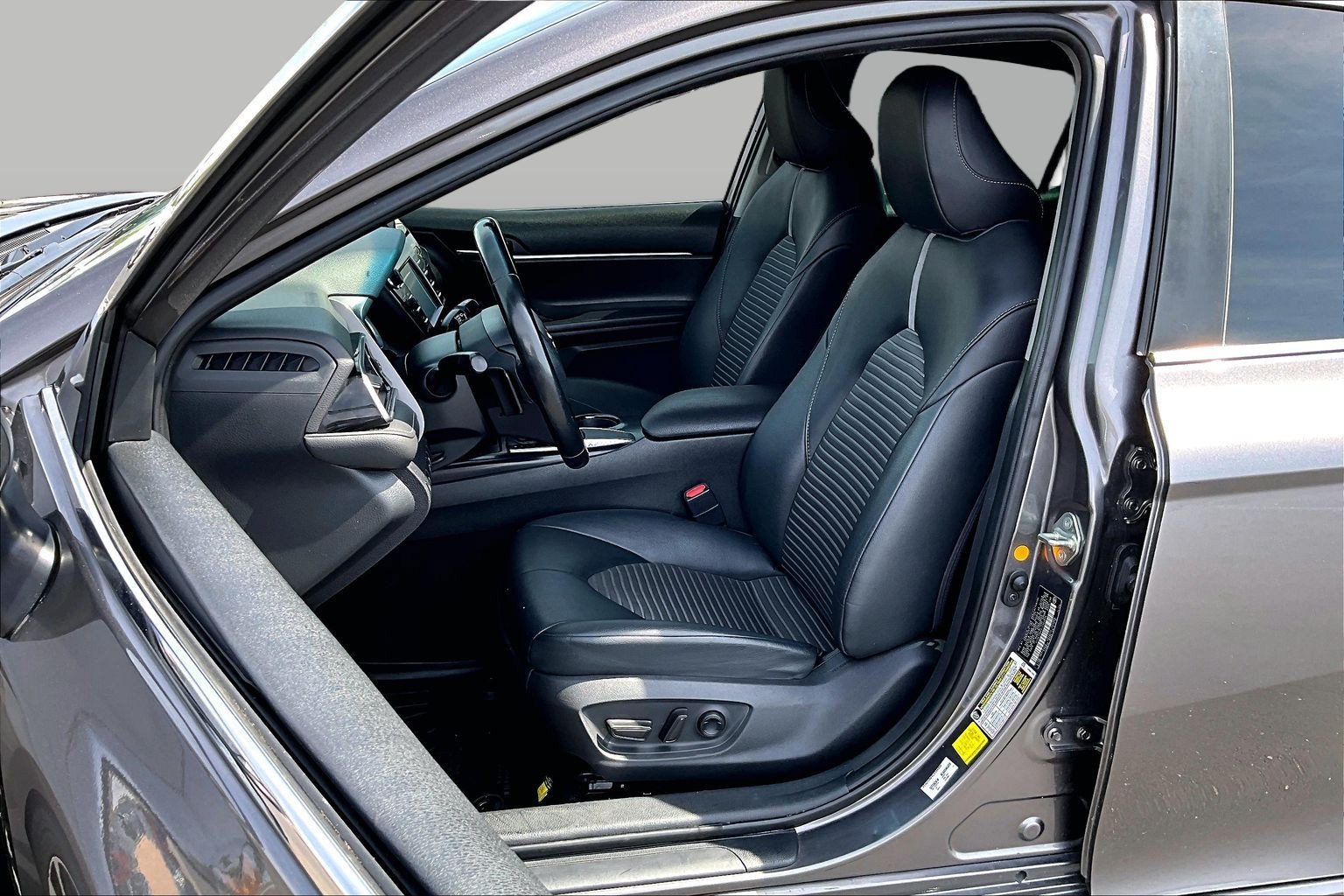 Used 2020 Toyota Camry SE FWD image 25