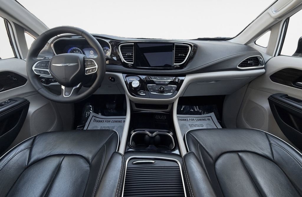 Used 2024 Chrysler Pacifica Limited image 16