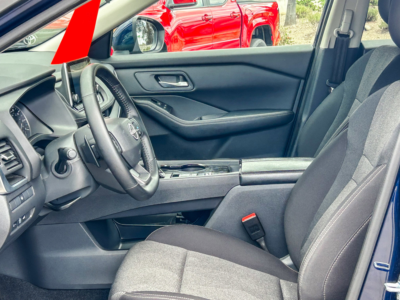 Used 2025 Nissan Rogue SV FWD image 17