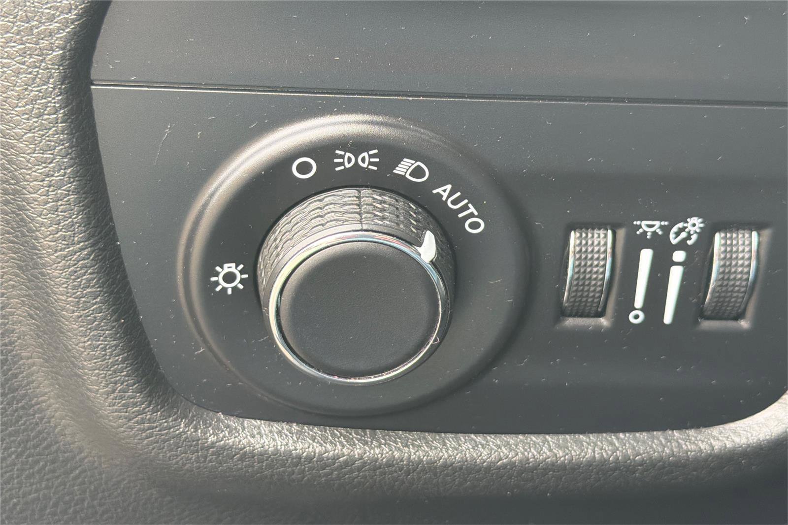 Used 2023 Jeep Grand Cherokee Laredo w/ Luxury Tech Group I AWD/4WD image 17