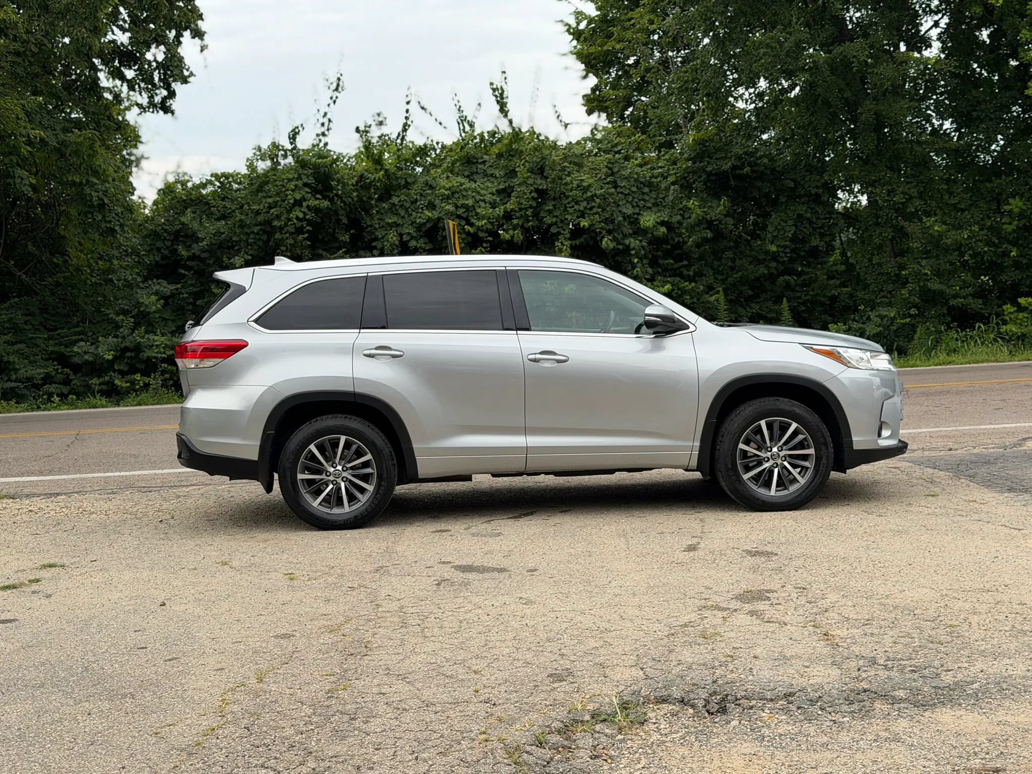 Used 2017 Toyota Highlander XLE w/ Carpet Mat Package AWD/4WD image 5