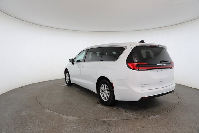 Used 2024 Chrysler Pacifica Touring-L image 11