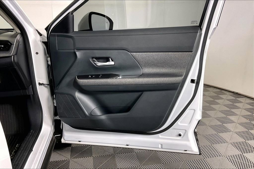 Certified 2025 Nissan Kicks SV image 25