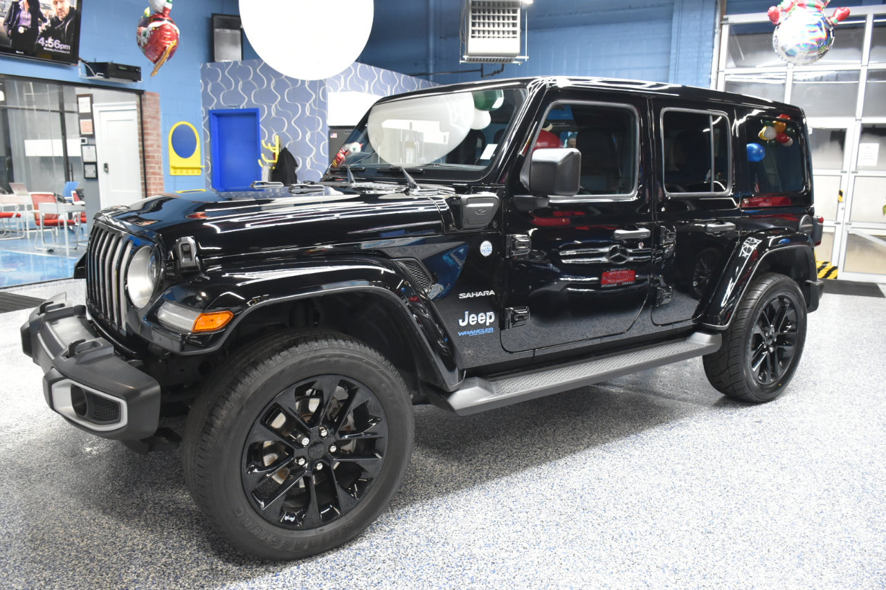 Used 2021 Jeep Wrangler Unlimited Sahara w/ Cold Weather Group image 9