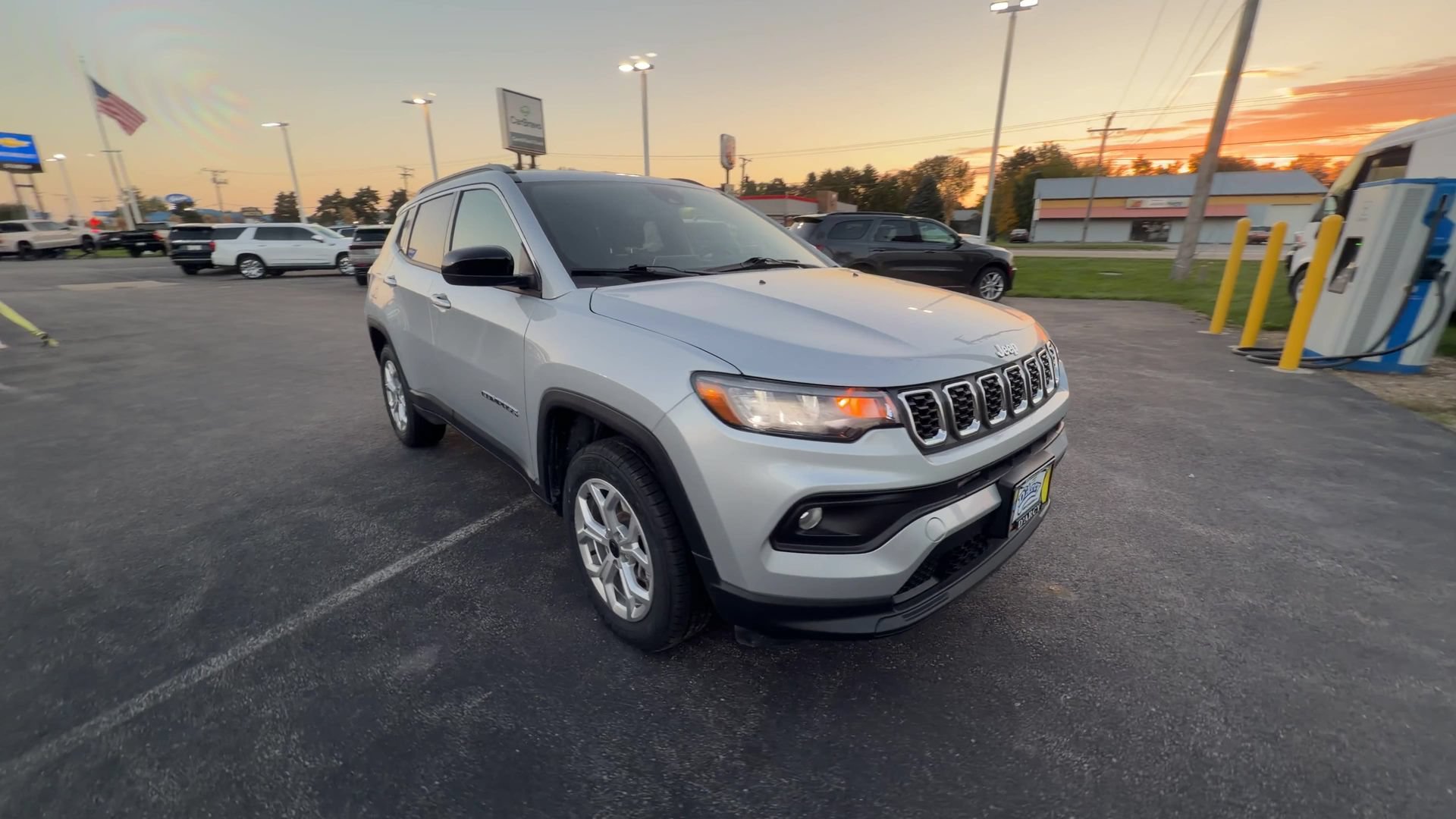 Used 2025 Jeep Compass Latitude AWD/4WD image 1