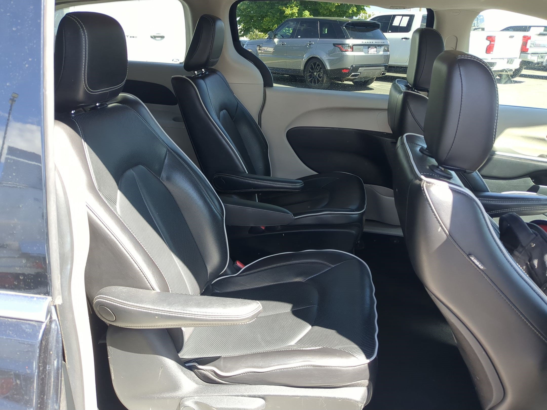 Used 2023 Chrysler Pacifica Limited FWD image 32