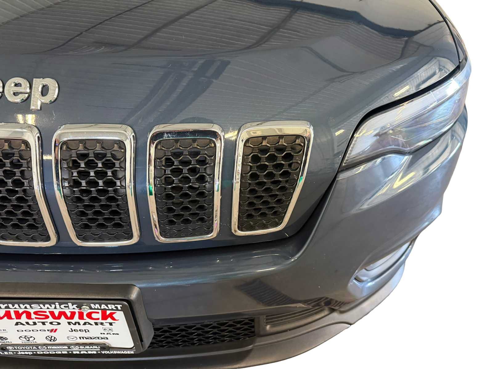 Used 2019 Jeep Cherokee Latitude Plus w/ Cold Weather Group AWD/4WD image 5