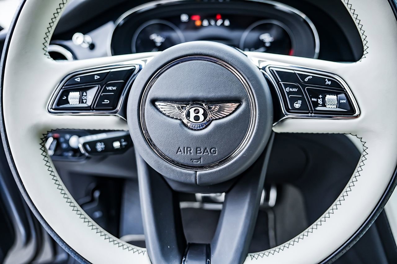 Used 2023 Bentley Bentayga Extended Wheelbase image 18