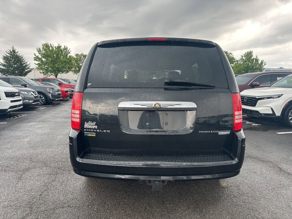 Used 2010 Chrysler Town & Country LX FWD image 9