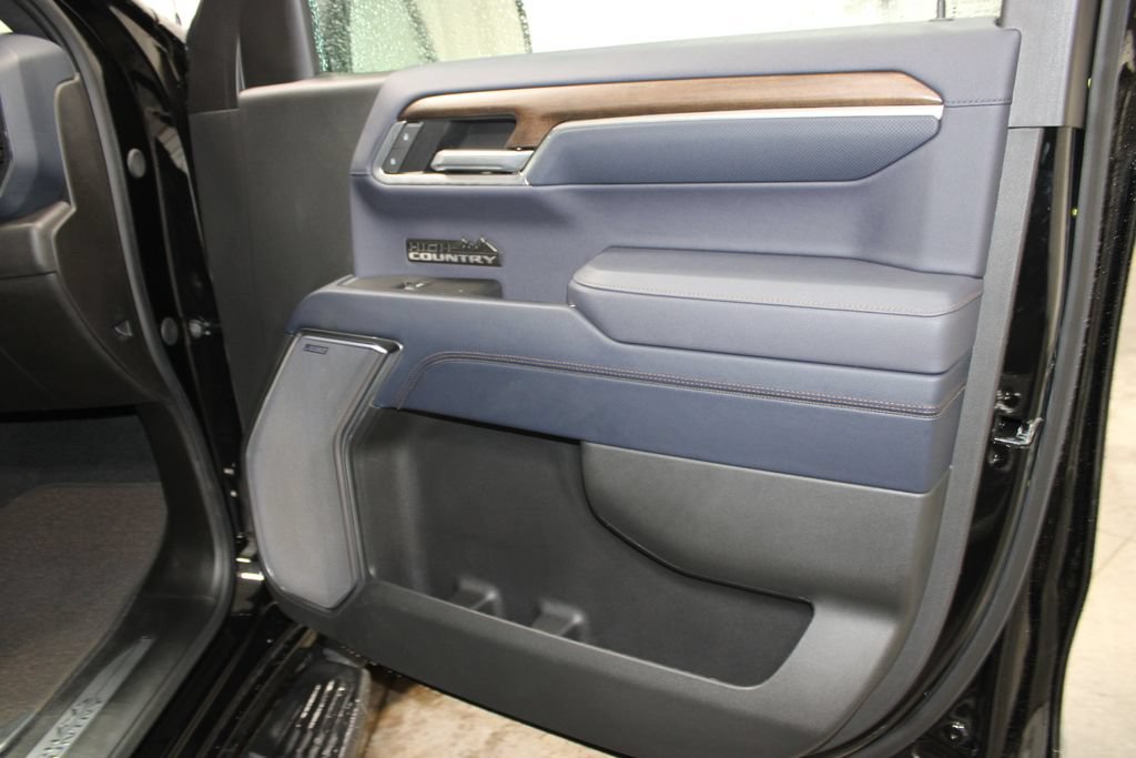 Used 2025 Chevrolet Silverado 1500 High Country AWD/4WD image 34