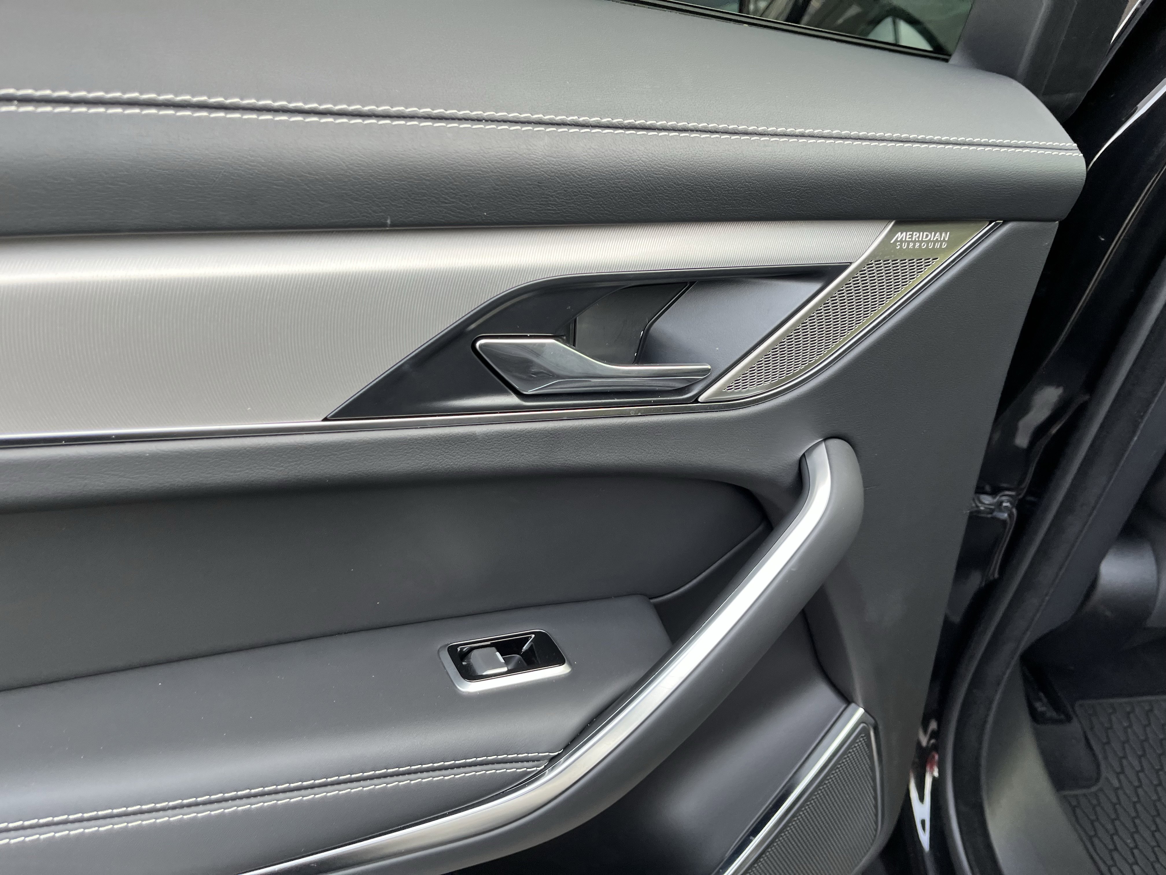 Certified 2024 Jaguar F-PACE R-Dynamic S image 31