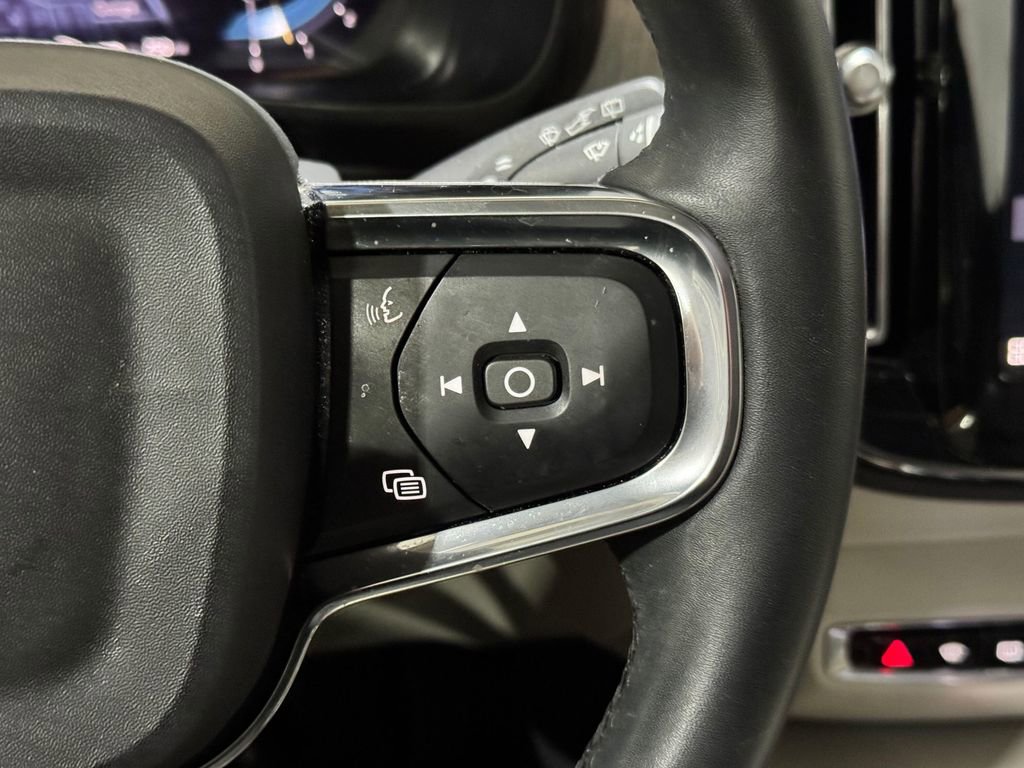 Used 2023 Volvo XC40 B5 Plus image 21