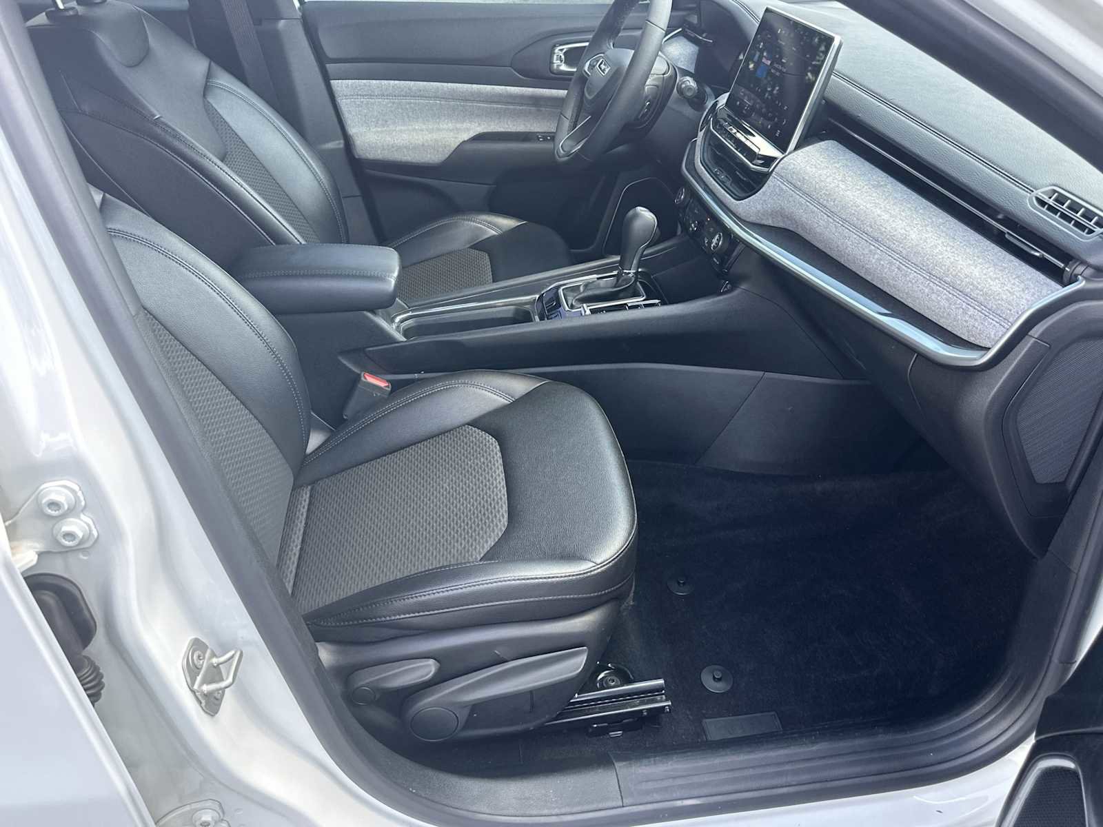 Used 2024 Jeep Compass Latitude image 13