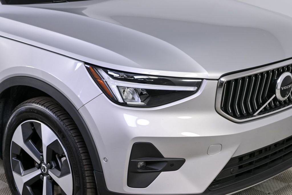 Certified 2025 Volvo XC40 B5 Plus image 35