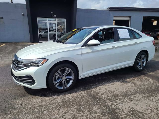 Used 2024 Volkswagen Jetta SE w/ Panoramic Sunroof Package image 2