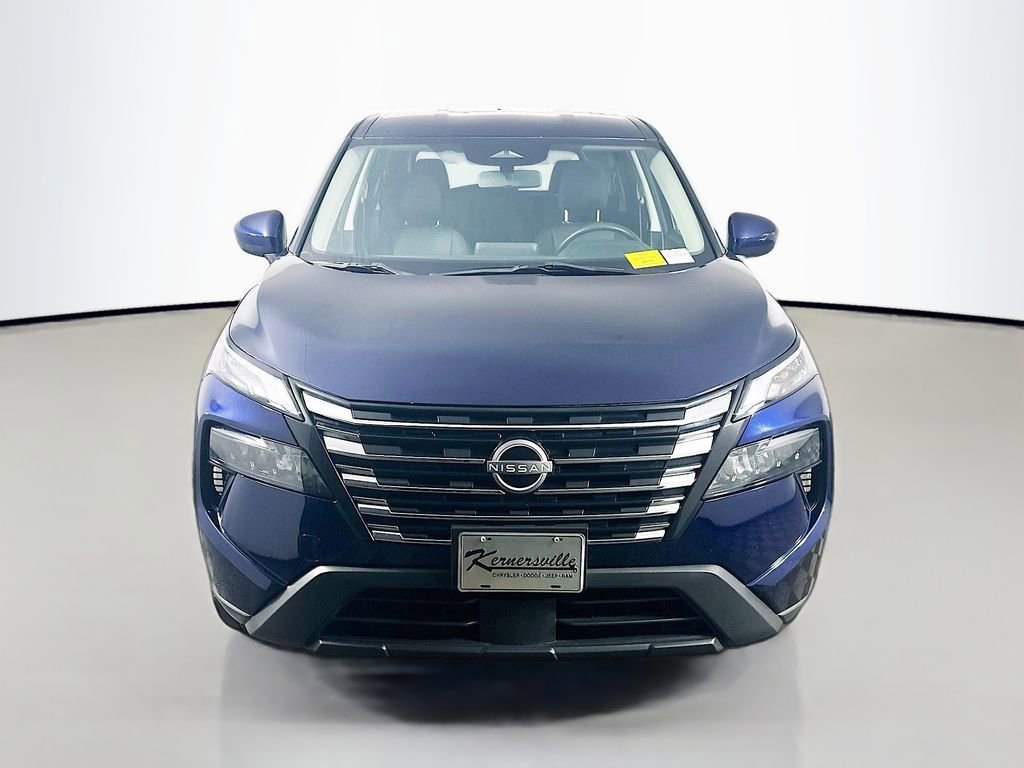 Used 2024 Nissan Rogue SV image 2