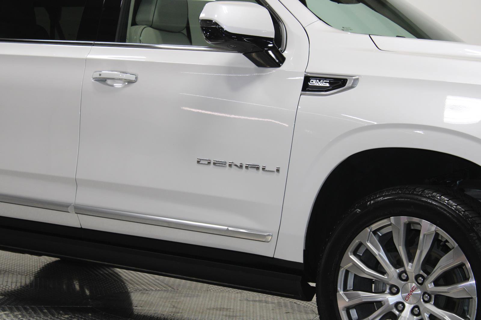 Used 2024 GMC Yukon XL Denali w/ Advanced Technology Package image 18