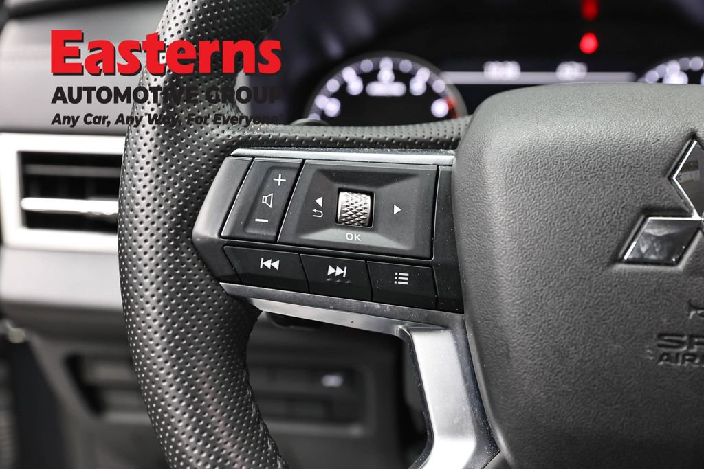 Used 2025 Mitsubishi Outlander SE FWD image 15