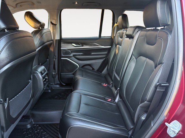 Used 2023 Jeep Grand Cherokee Limited w/ Black Appearance Package AWD/4WD image 10