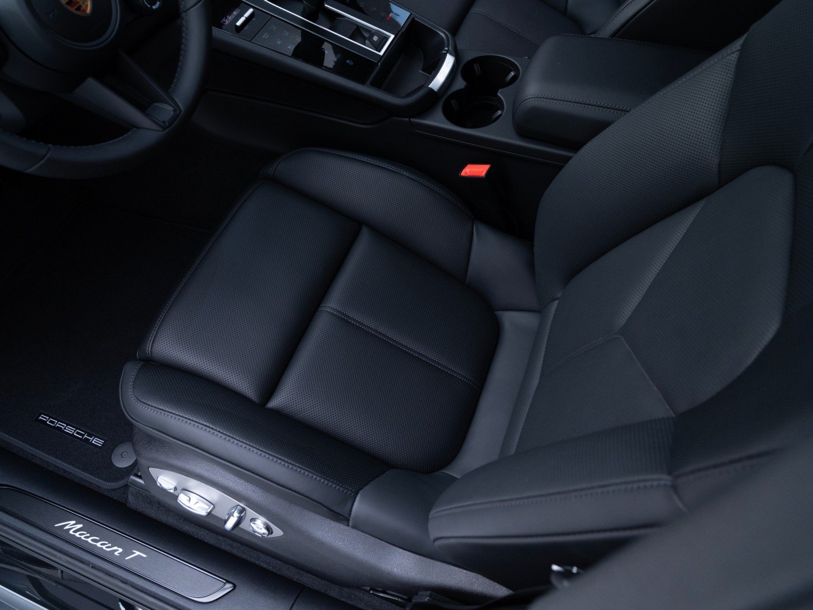 Certified 2026 Porsche Macan Turbo AWD/4WD image 17