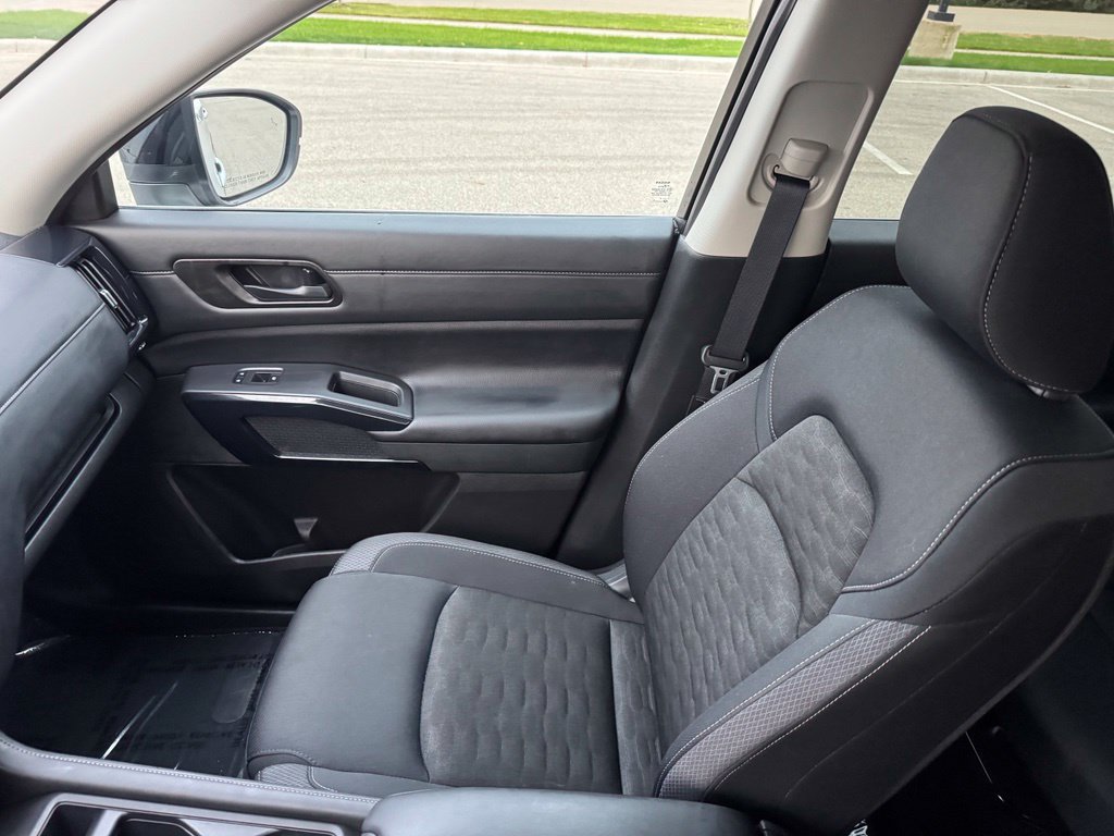 Used 2025 Nissan Pathfinder S AWD/4WD image 17