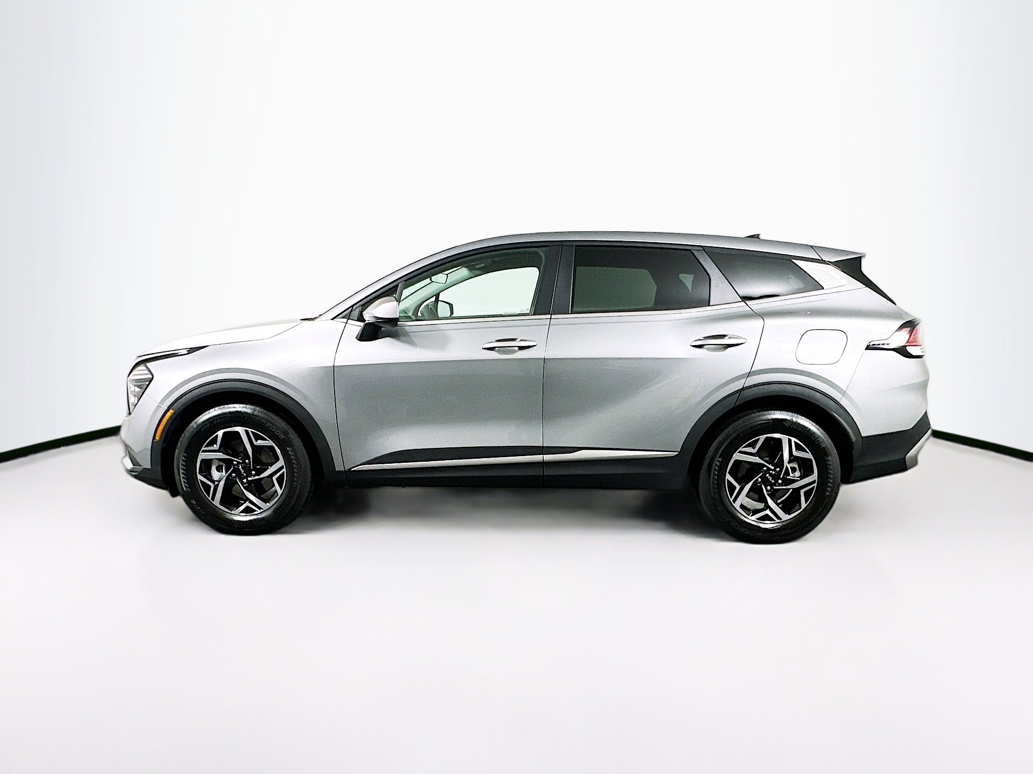 Used 2024 Kia Sportage LX image 4