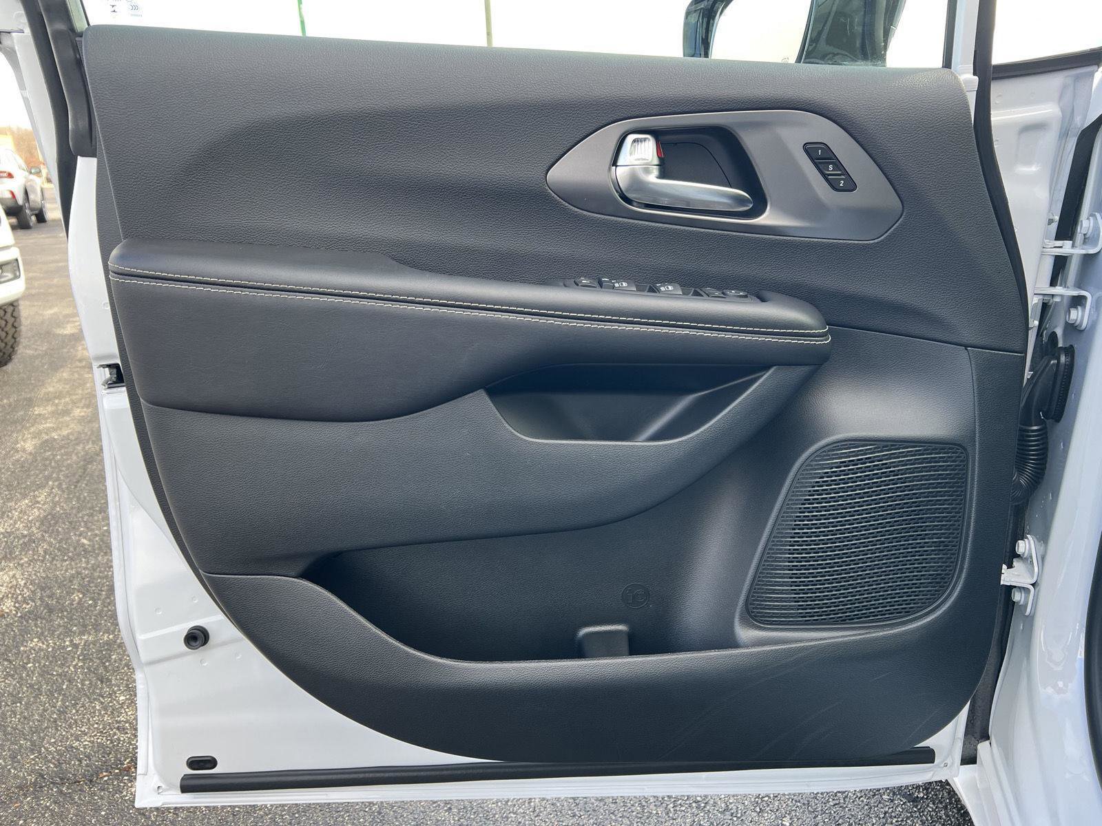 New 2026 Chrysler Pacifica Select image 13