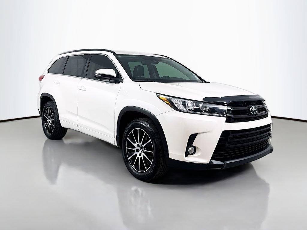 Used 2017 Toyota Highlander SE FWD image 3