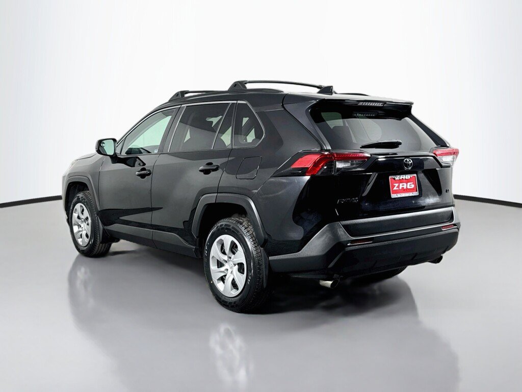 Used 2021 Toyota RAV4 LE FWD image 3