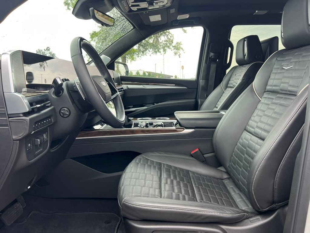 Used 2025 Cadillac Escalade Sport Platinum w/ LPO, ONYX Package AWD/4WD image 4