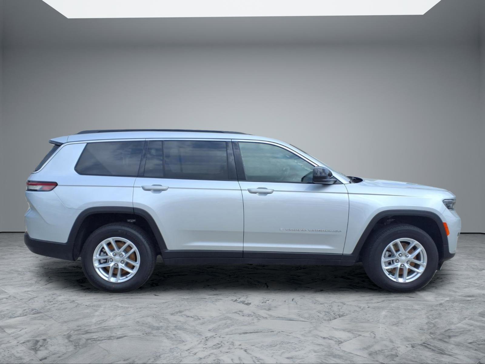 Used 2025 Jeep Grand Cherokee L Laredo AWD/4WD image 8