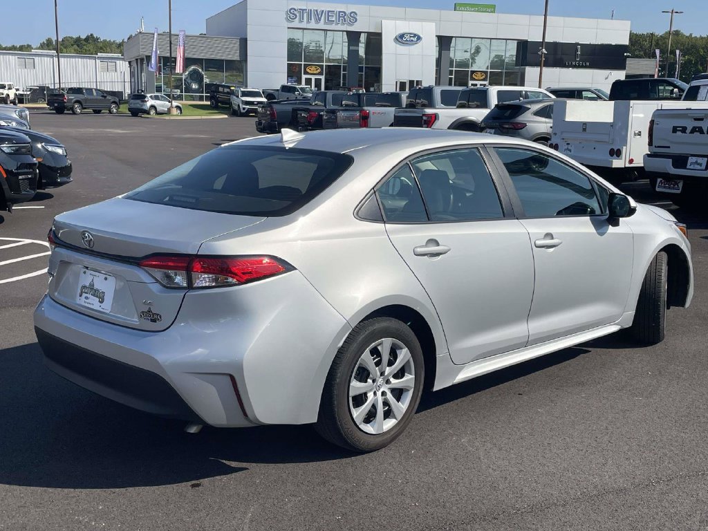 Used 2025 Toyota Corolla LE FWD image 3
