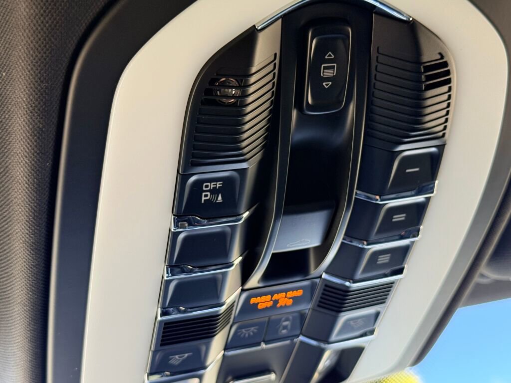 Used 2016 Porsche Cayenne image 25