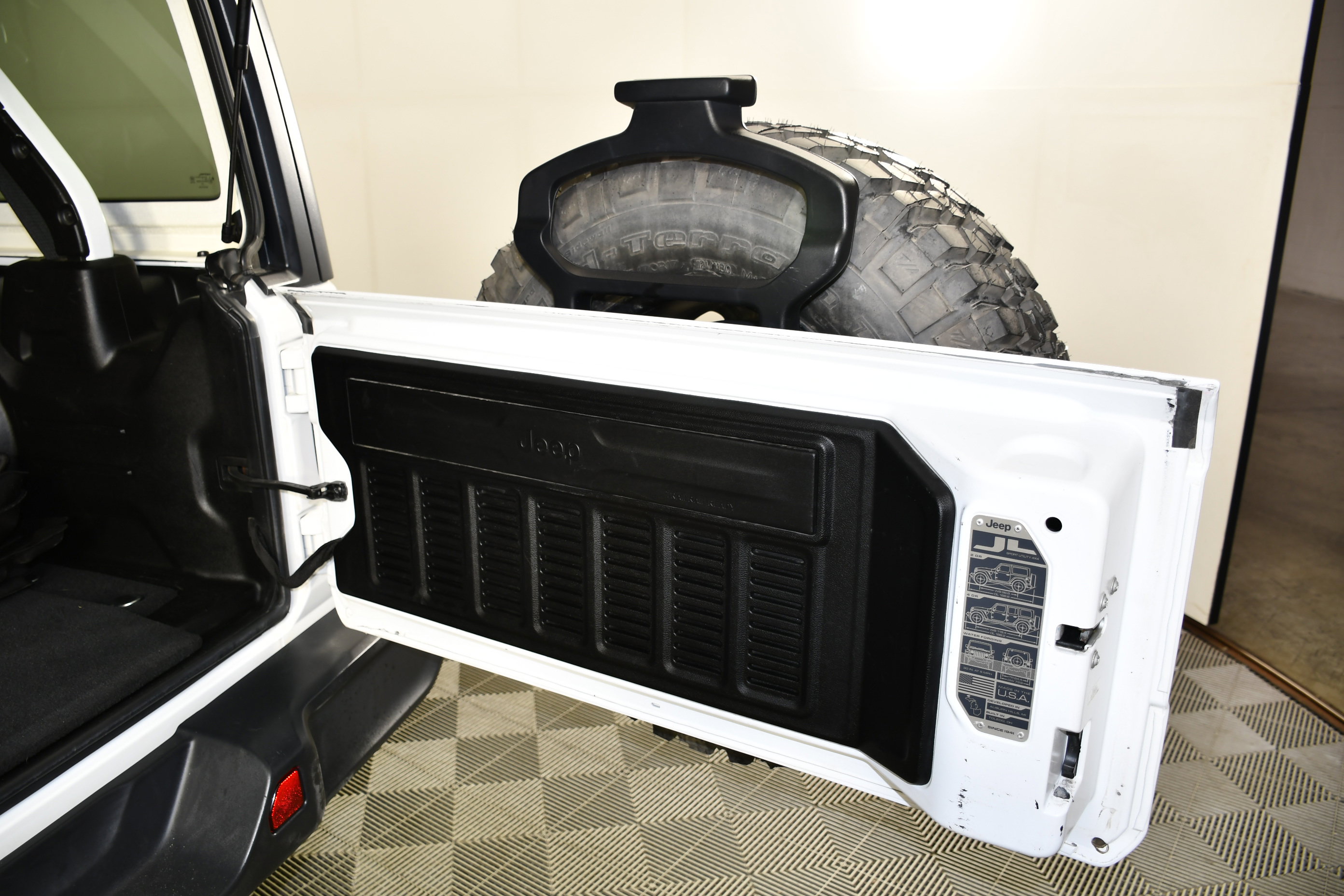 Used 2018 Jeep Wrangler Unlimited Sahara w/ Uconnect 4C Nav & Sound Group image 48