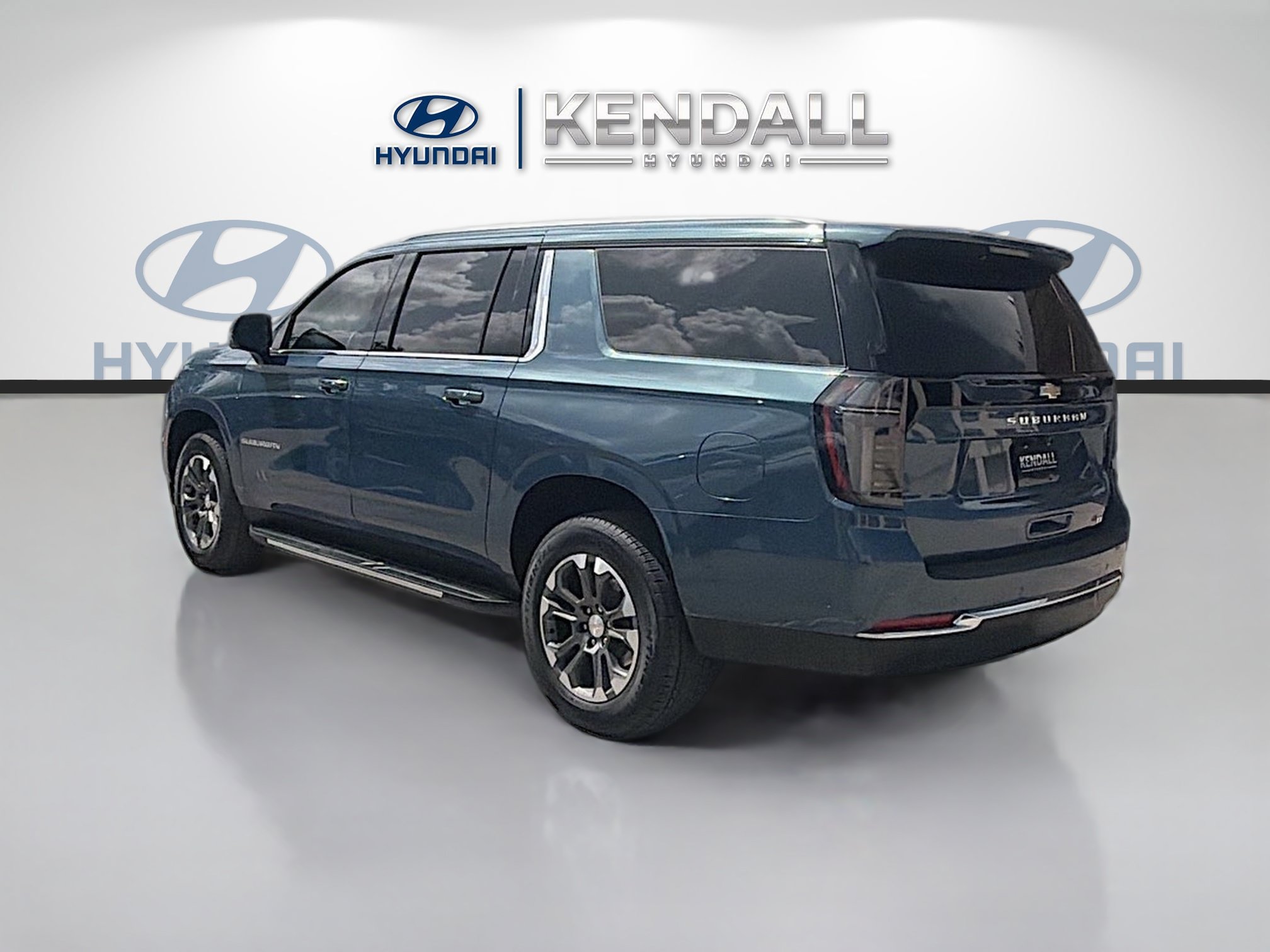 Used 2025 Chevrolet Suburban LT w/ Comfort Package RWD image 4