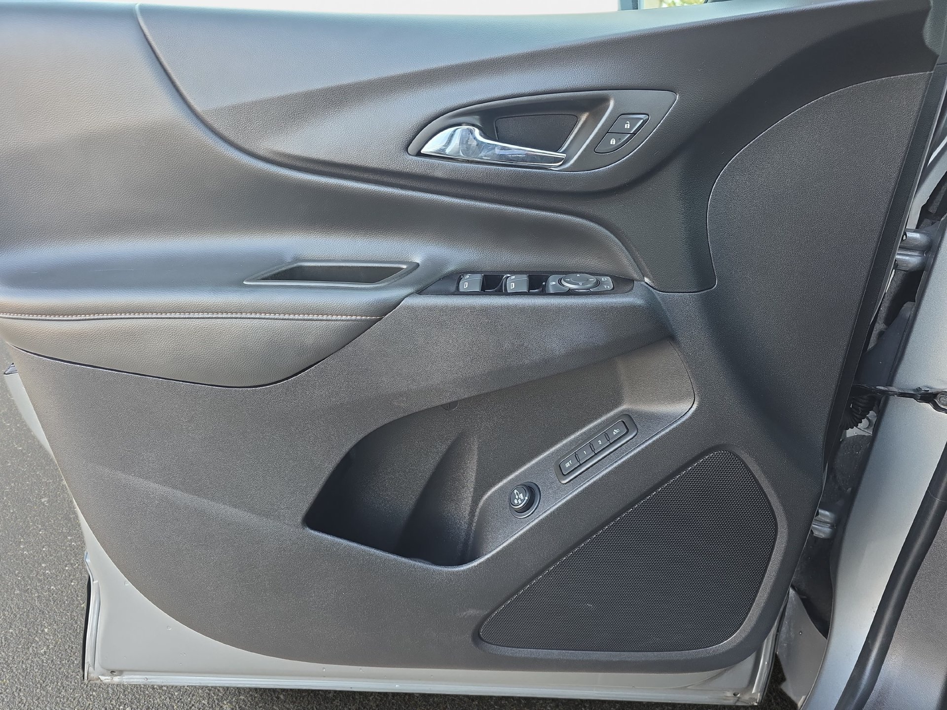 Used 2024 Chevrolet Equinox Premier FWD image 26