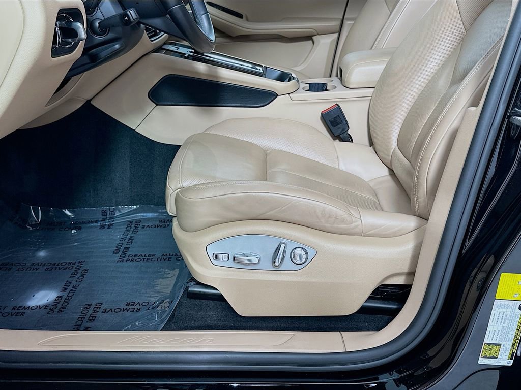 Certified 2023 Porsche Macan AWD/4WD image 22