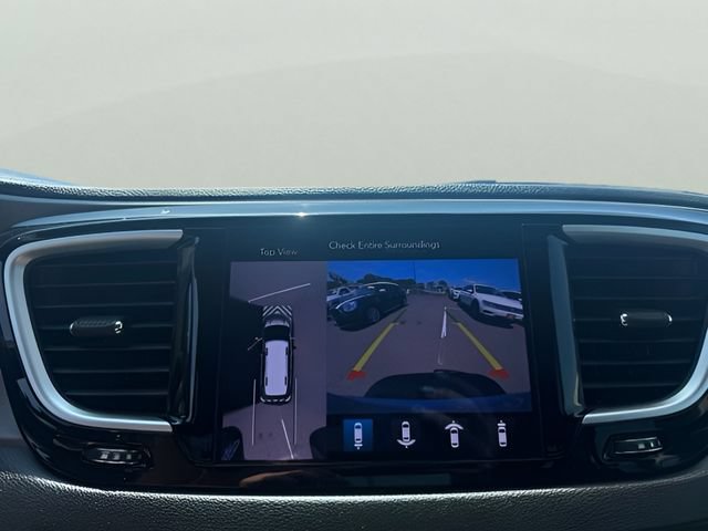 Used 2020 Chrysler Pacifica Touring w/ Advanced Safetytec Group FWD image 22