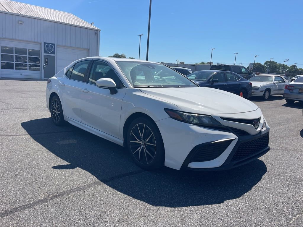 Used 2021 Toyota Camry SE w/ Cold Weather Package FWD image 7