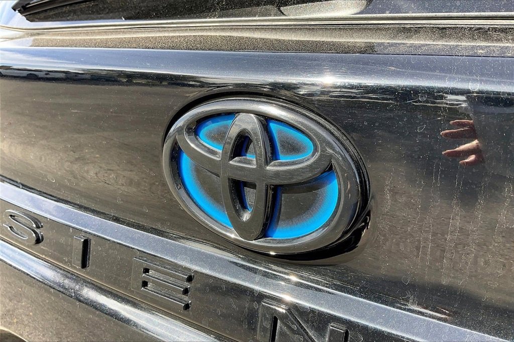 Used 2024 Toyota Sienna XSE image 12